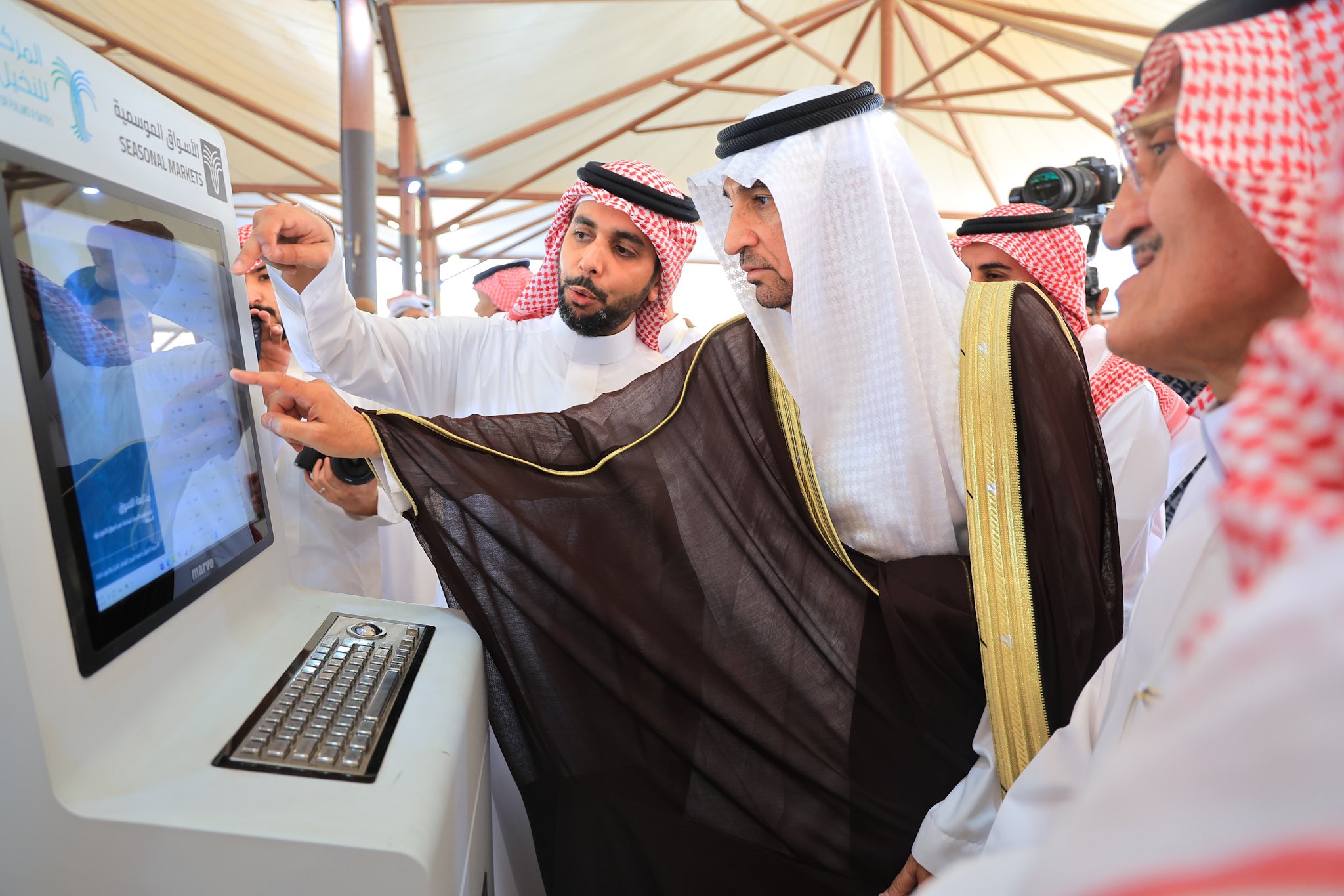 محافظ البكيرية في زيارة لسوق تمور البكيرية
