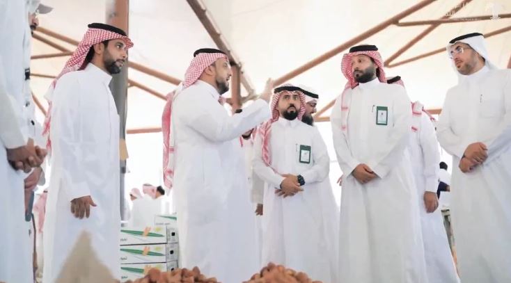 الرئيس التنفيذي للمركز الوطني للنخيل والتمور يزور موسم تمور البكيرية ضمن جهود دعم وتنظيم الأسواق الموسمية